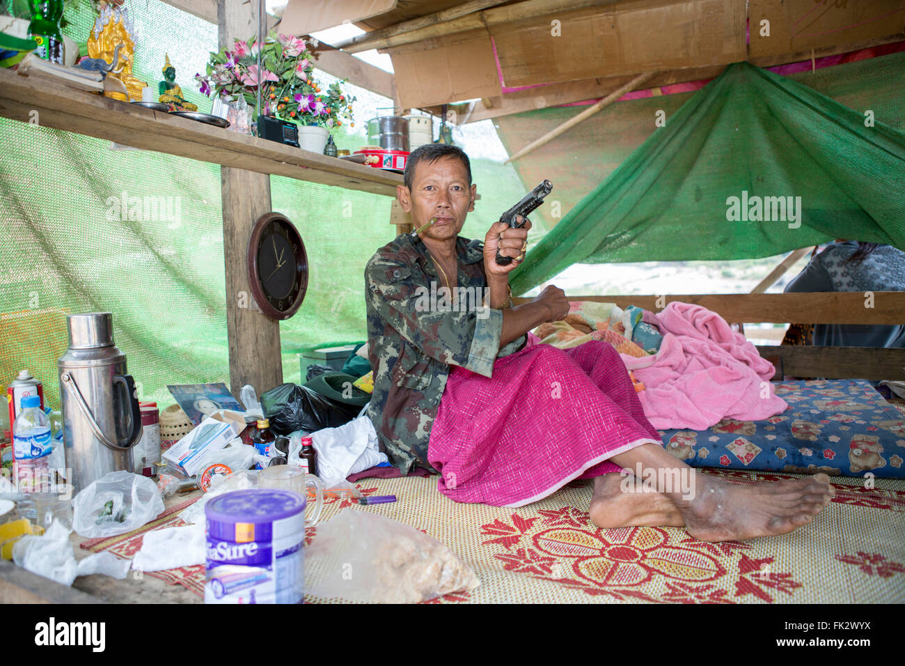 Chasseur de Kayin indigène de l'Armée de libération nationale Karen (KNLA), aile armée de KNU (Union nationale Karen) avec pistolet, Tanintharyi, Myanmar Banque D'Images