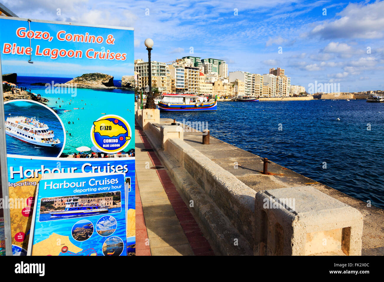 L'un des nombreux étals sur la promenade de Sliema la vente de voyages d'un jour sur les bateaux. Banque D'Images