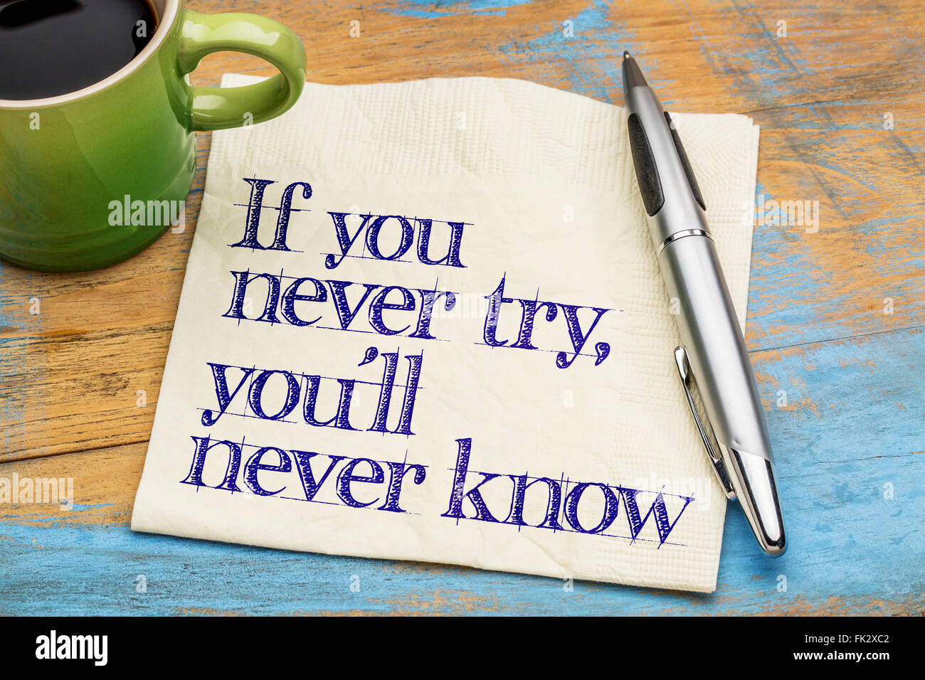 Si vous n'essayez jamais, vous ne saurez jamais. - Écriture de motivation sur une serviette avec une tasse de café Banque D'Images