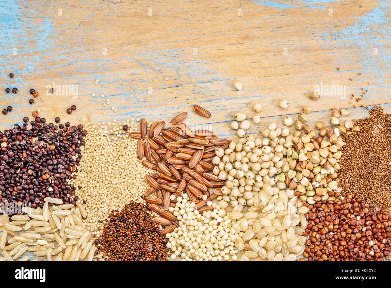 Les grains de sarrasin (sans gluten, l'amarante, le riz brun, le millet, le sorgho, le teff, le rouge et le noir le quinoa, kaniwa) Banque D'Images