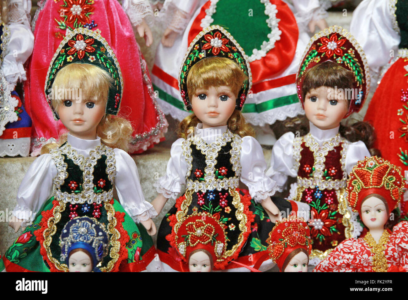 Les jouets artisanaux traditionnels hongrois en poupées marionnettes robe  artistique symbolique Photo Stock - Alamy