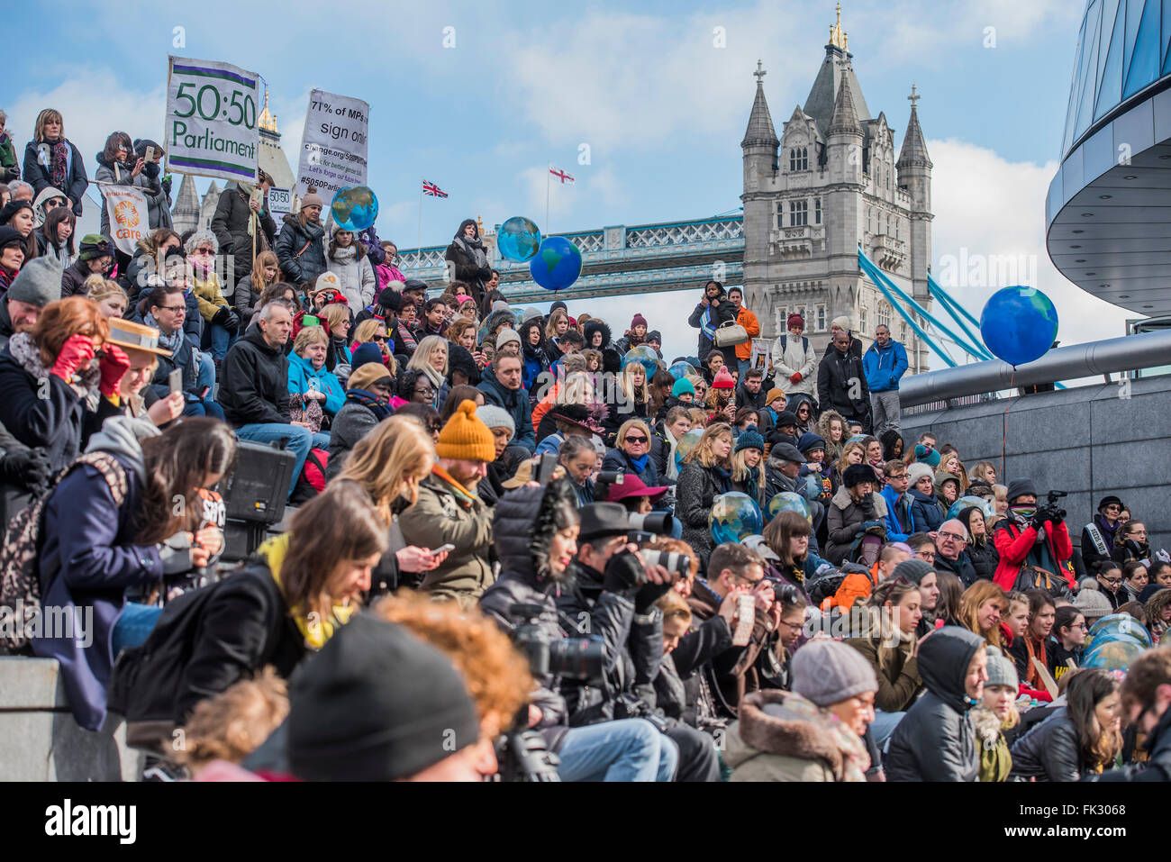 Londres, Royaume-Uni. 06 Mar, 2016. "Marcher dans ses souliers" une fête des mères en mars solidarité avec les femmes et les jeunes filles dans le monde et dans l'avance de la Journée internationale des femmes cette semaine - CARE International dans ses souliers de marche animée par Helen Pankhurst, sa fille de 21 ans Laura Pankhurst, légende musicale Annie Lennox, Bianca Jagger, comédien Bridget Christie, Secrétaire d'État au Développement International Justine Greening, candidats à la mairie de Londres Sadiq Khan et Sophie Walker et un groupe de "suffragettes olympique' dans les vêtements de style édouardien avec des bannières. Ils ont été rejoints par Dorothée. © Guy Être Banque D'Images