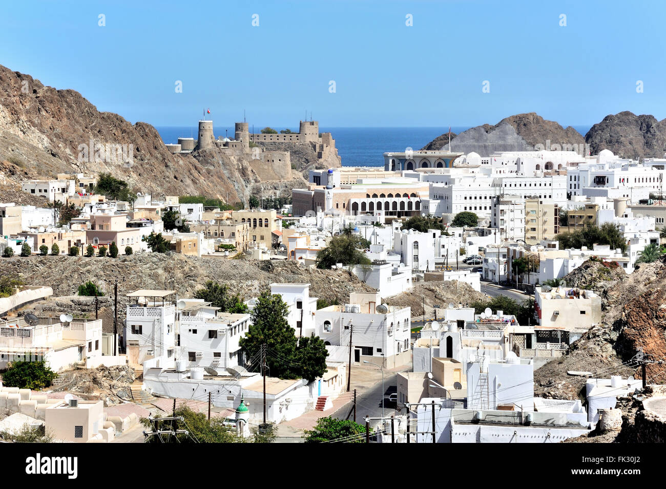 Panorama de Muscat avec palais de Sultan Qaboos bin Said al Jalali et fort à la côte Banque D'Images