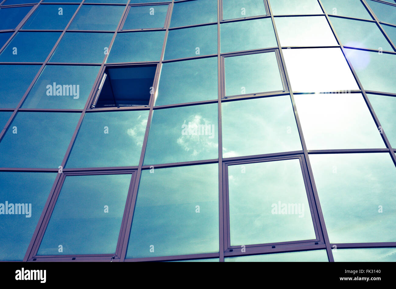 Abstrait moderne bâtiment avec fenêtres, une réflexion ouverte Banque D'Images