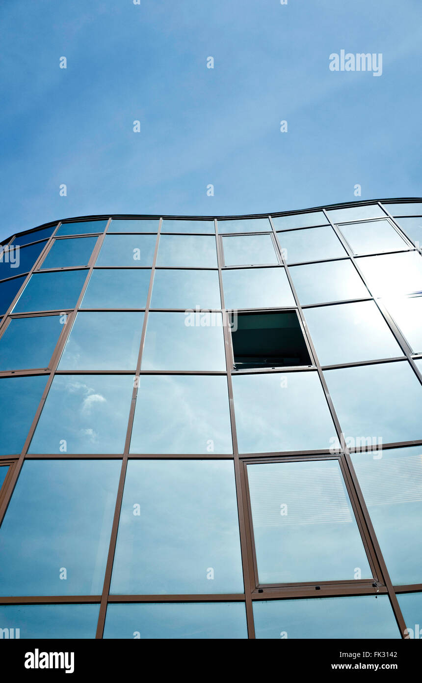 Abstrait moderne bâtiment avec fenêtres, une réflexion ouverte Banque D'Images