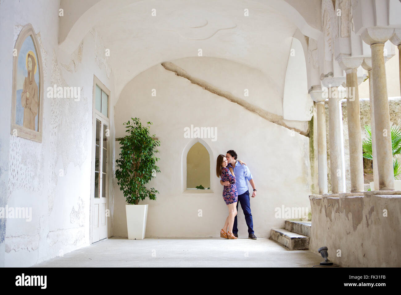 Un jeune couple dans l'amour brunette dans le cadre d'un magnifique bâtiment méditerranéen, vieux, dans la côte d'Amalfi, Italie, Banque D'Images