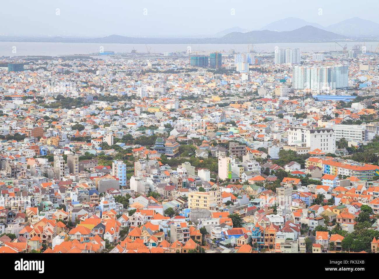 Vue aérienne de Vung Tau, Vietnam qui est la plage populaire de ville. Il y a de monde petit bâtiment à proximité de la mer et montagne Banque D'Images