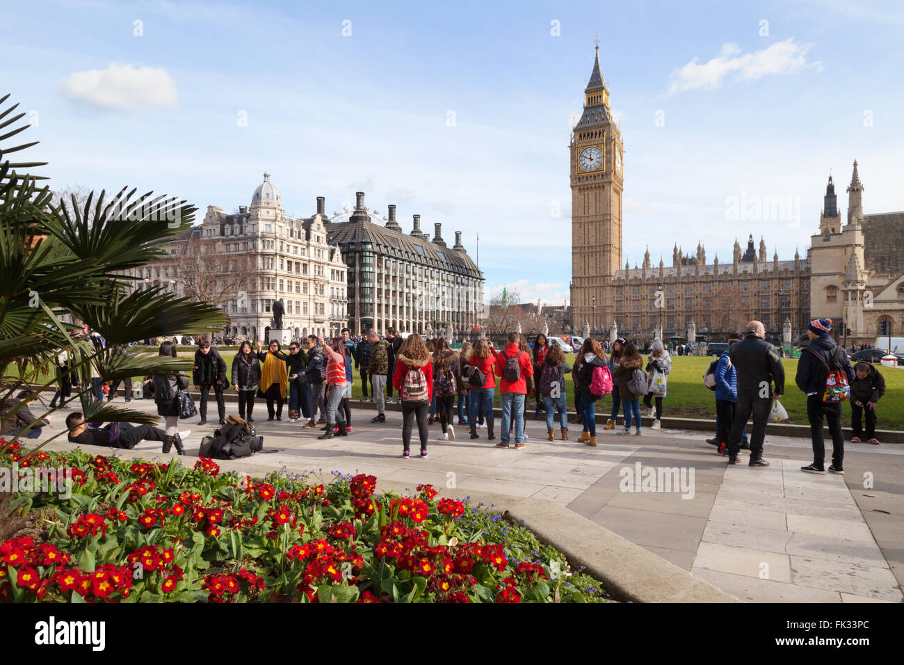 Les touristes à la recherche de Big Ben et de la place du Parlement au printemps, Londres UK Banque D'Images