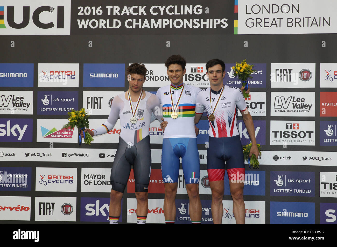 04.03.2016. Lee Valley Velo Centre. Londres en Angleterre. Championnats du Monde sur Piste UCI Hommes poursuite individuelle finale. Podium montre WEINSTEIN Domenic (GER) argent, Filippo GANNA (ITA) or et TENNANT Andrew (GBR) bronze Banque D'Images