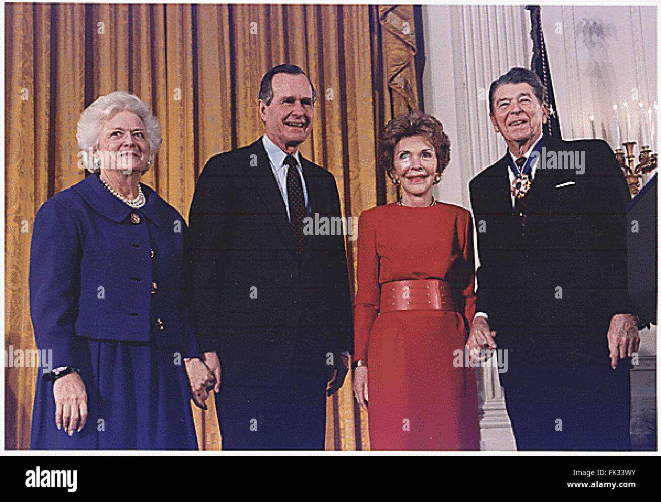 13 janvier 1993 - Washington, District de Columbia, États-Unis d'Amérique - Le président des États-Unis George H. W. Bush remet la Médaille de la liberté à l'ancien président américain Ronald Reagan lors d'une cérémonie à l'East Room de la Maison Blanche le 13 janvier 1993. De gauche à droite : First Lady Barbara Bush, le président américain George H. W. Bush ; l'ancienne Première dame Nancy Reagan, et l'ancien président américain Ronald Reagan..Credit : White House via CNP (crédit Image : © Maison Blanche/CNP via Zuma sur le fil) Banque D'Images