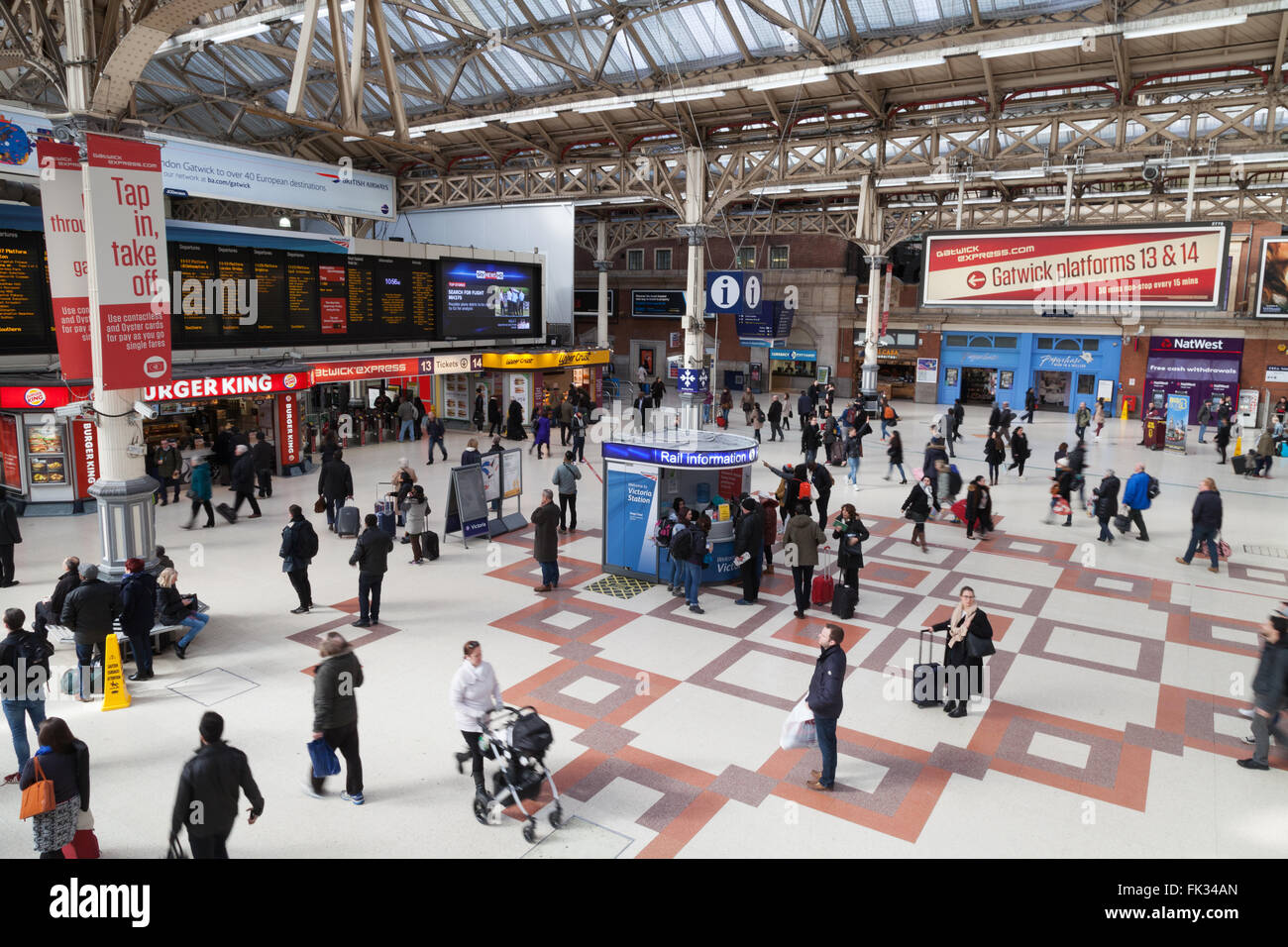 Personnes sur la gare de Victoria Concourse, Londres Royaume-Uni Banque D'Images