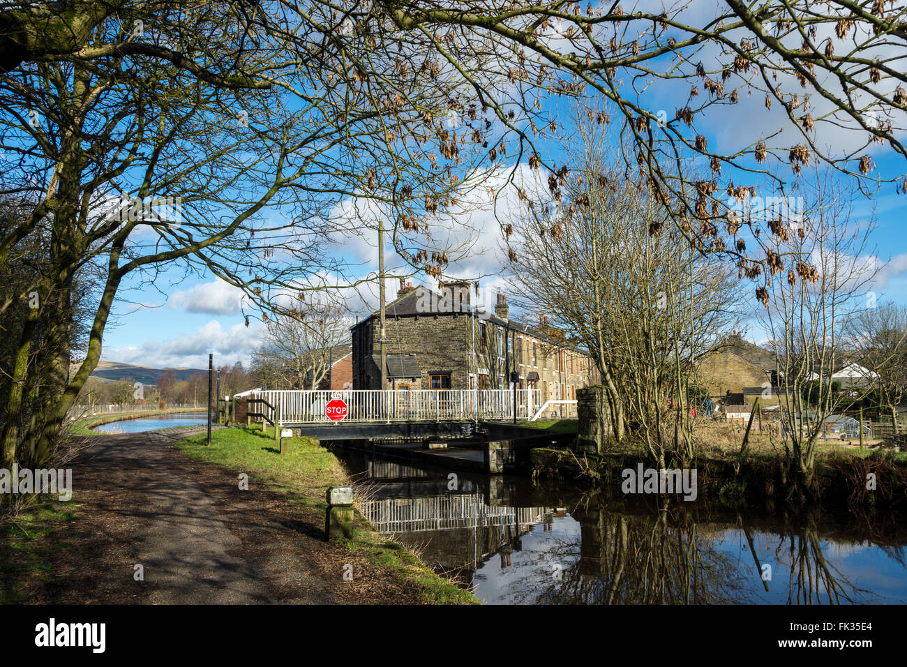 Peu de Clegg pont tournant, sur le canal de Rochdale, entre Rochdale et Littleborough, Greater Manchester, Angleterre, RU Banque D'Images Peu de Clegg pont tournant, sur le canal de Rochdale, entre Rochdale et Littleborough, Greater Manchester, Angleterre, RU Banque D'Images