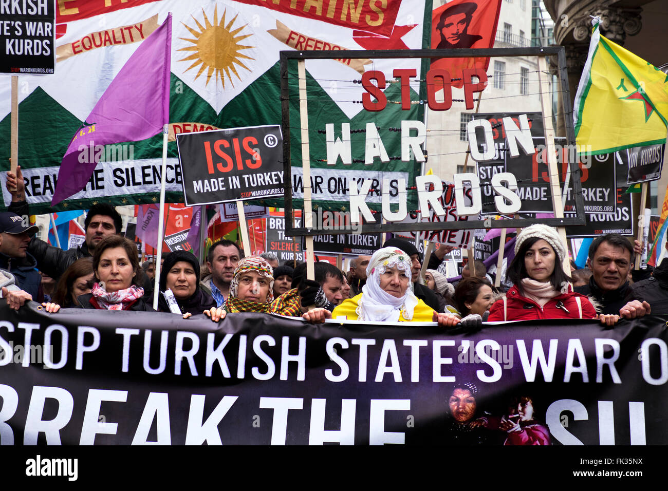 Poser kurdes gouvernement britannique à sortir de leur silence et cesser de soutenir la guerre à l'Etat turc les Kurdes et meurtre de masse de la langue kurde Banque D'Images