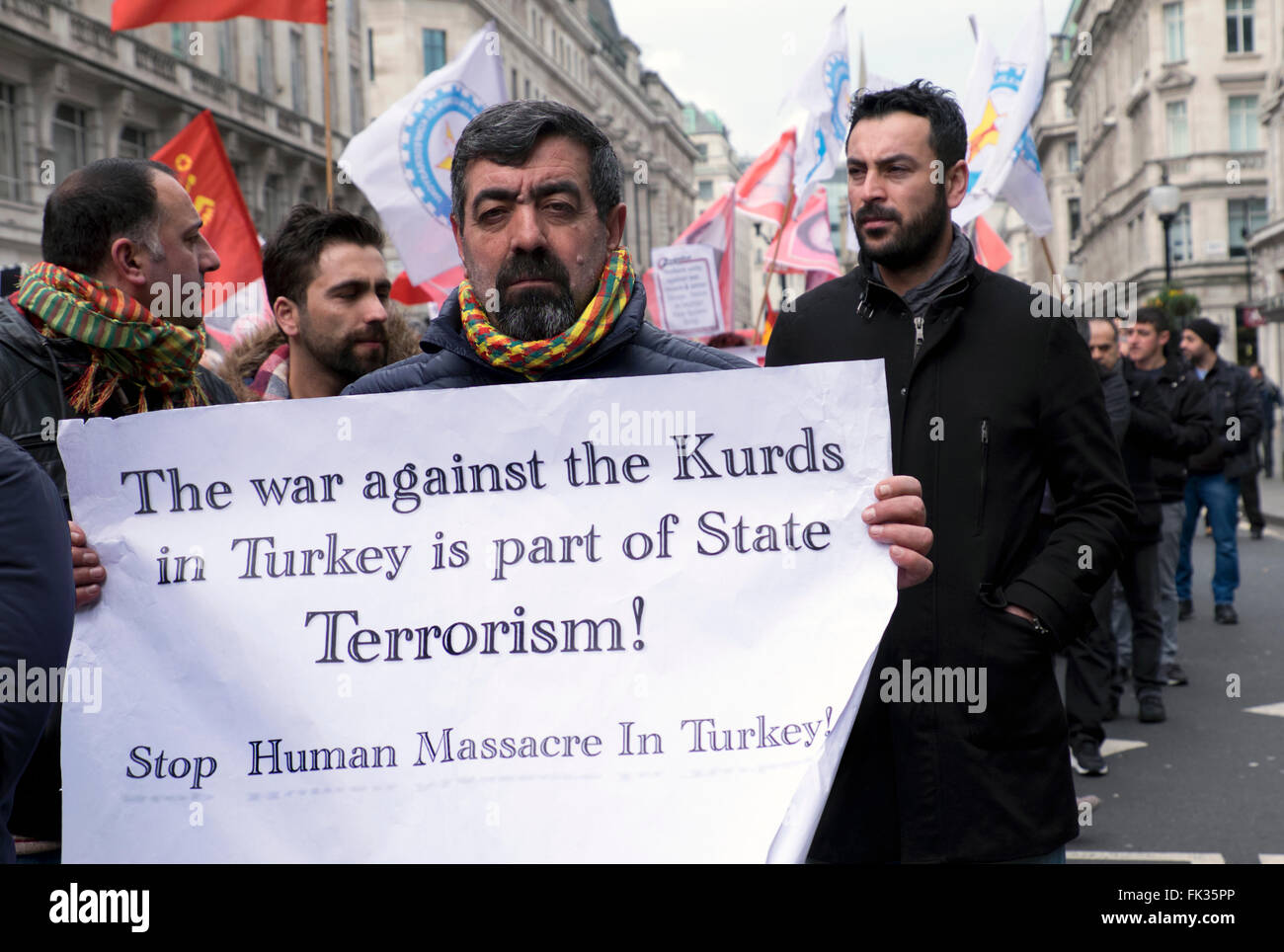 Poser kurdes gouvernement britannique à sortir de leur silence et cesser de soutenir la guerre à l'Etat turc les Kurdes et meurtre de masse de la langue kurde Banque D'Images