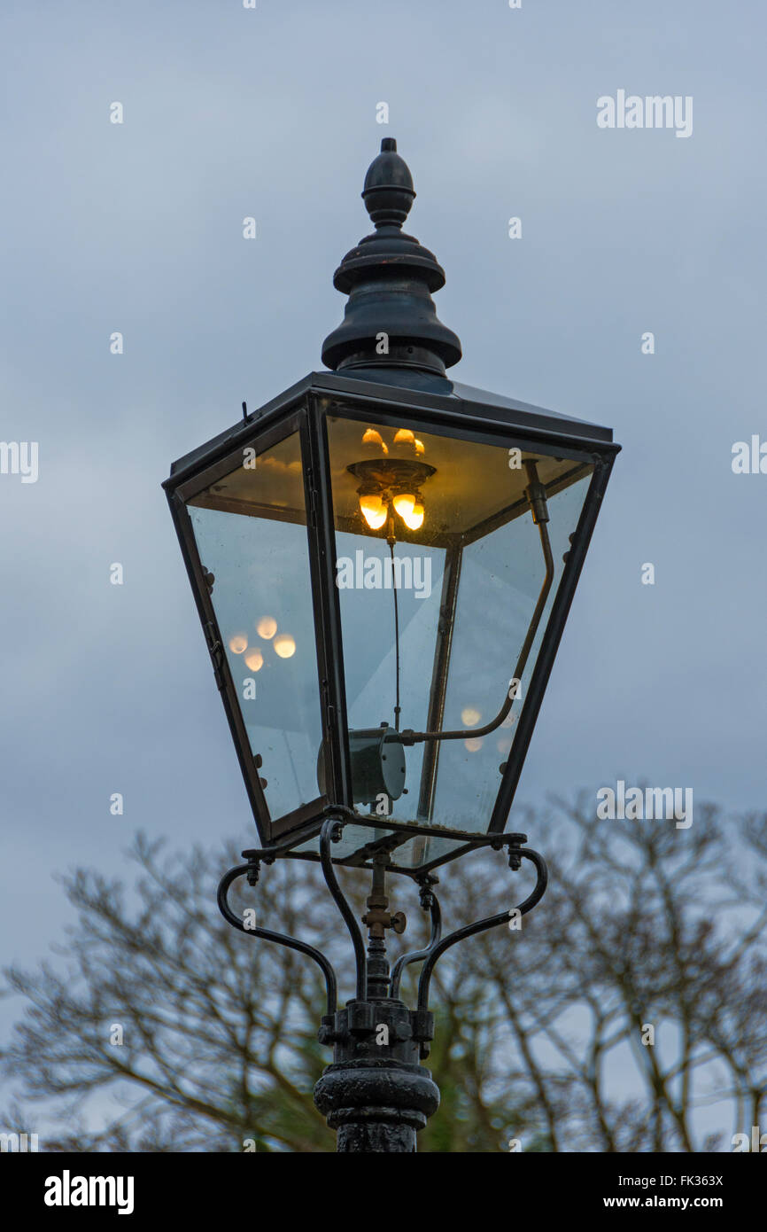 Lampadaire à gaz toujours opérationnel sur Lenton Road, Park, Nottingham, England, UK Banque D'Images