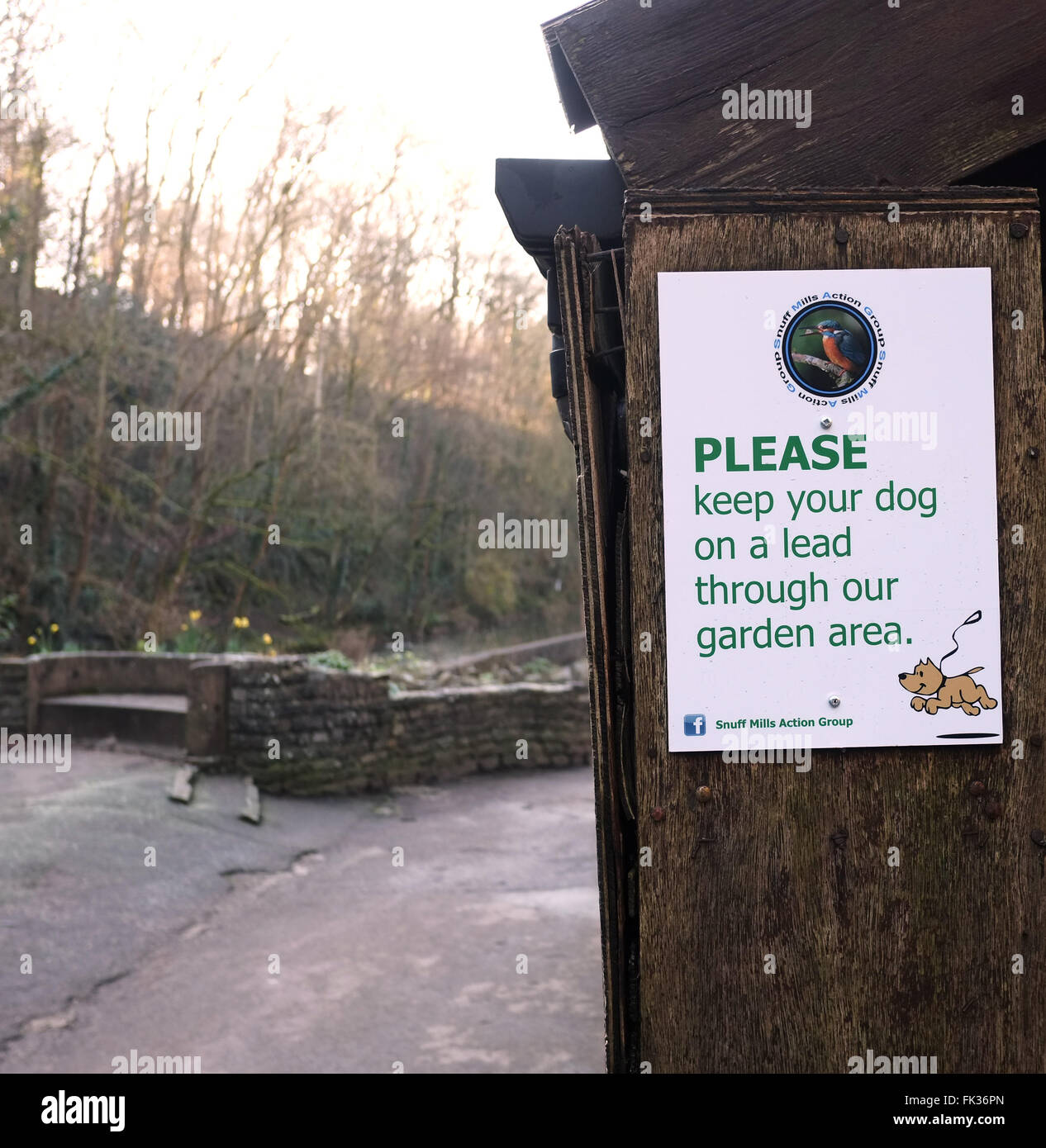 Des signes dans un Bristol Park anciennes propriétaires à faire preuve de considération et de nettoyer et de garder leurs animaux en laisse Banque D'Images