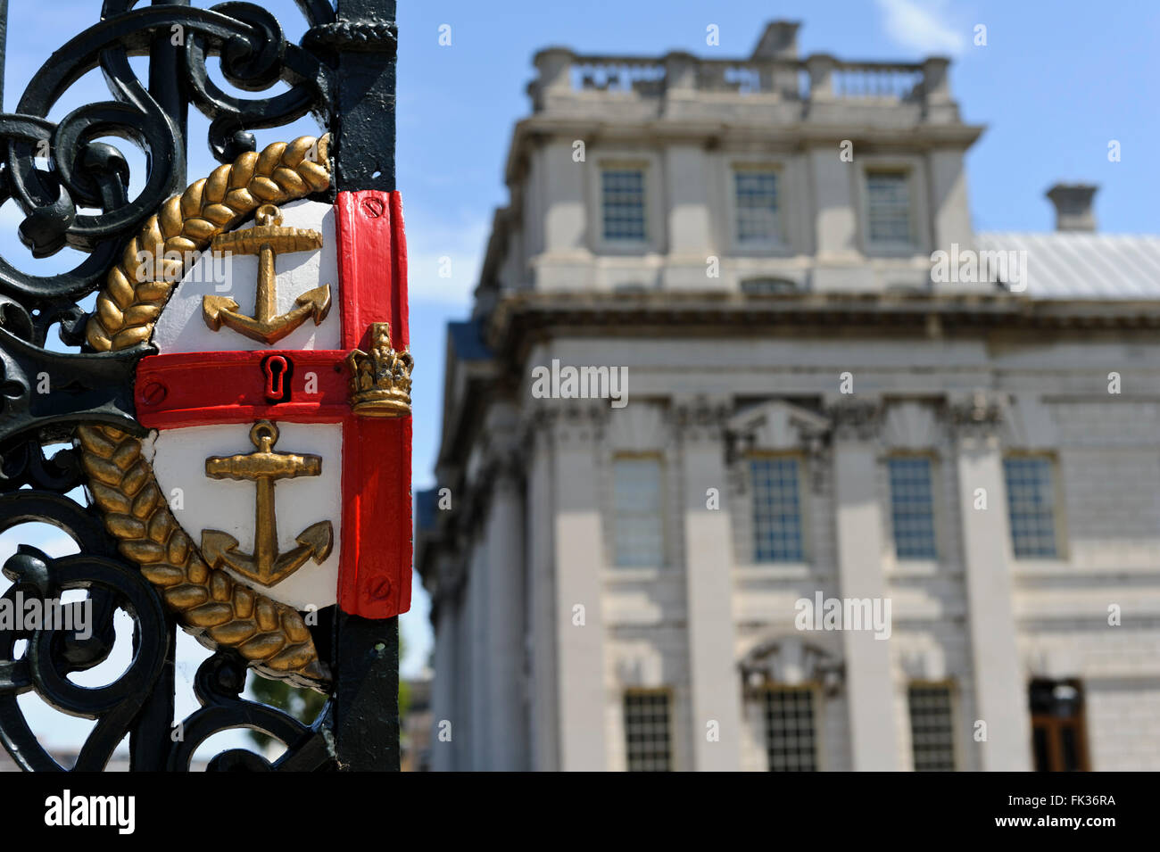 L'insigne de l'Hôpital Royal sur la porte d'eau avec la reine Anne Cour dans la distance au Royal Naval College, Londres. Banque D'Images