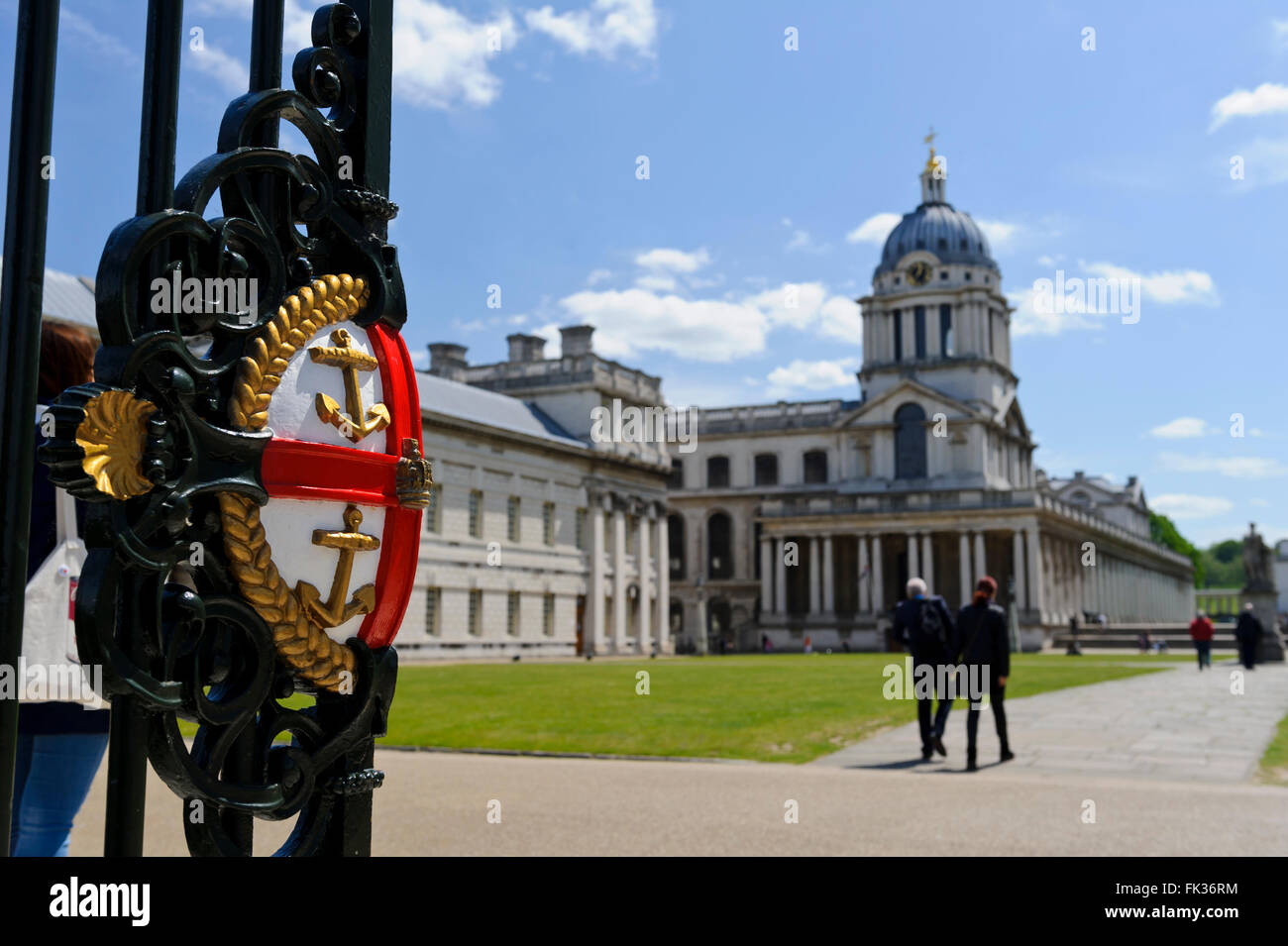 L'insigne de l'Hôpital Royal sur la porte d'eau avec la chapelle dans la distance au Royal Naval College de Greenwich, Londres. Banque D'Images