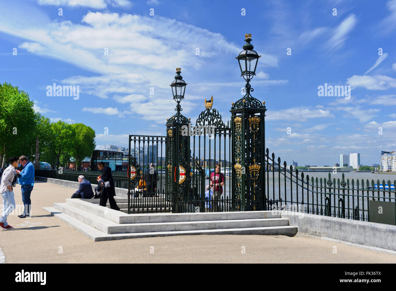 Une "porte d'eau métalliques décoratifs' menant de l'historique Old Royal Naval College à la rivière Thames, London, Royaume-Uni. Banque D'Images