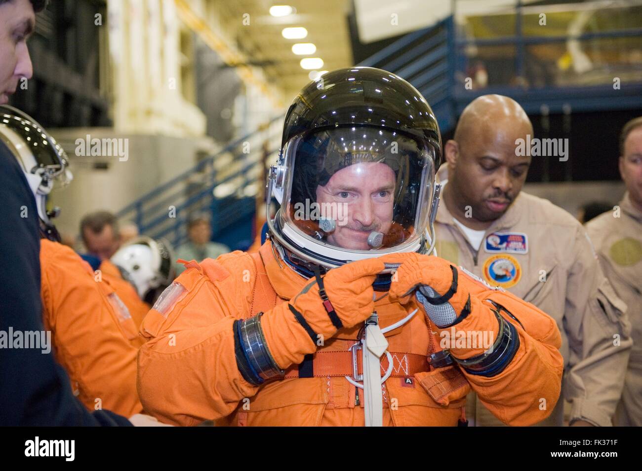 L'astronaute de la NASA Mark Kelly , commandant de STS-134, dons une version de formation de son entrée et de lancement de navette de même en préparation pour une session de formation dans le véhicule spatial Mock-up facility Centre spatial Johnson, le 3 février 2010 à Houston, Texas. Banque D'Images