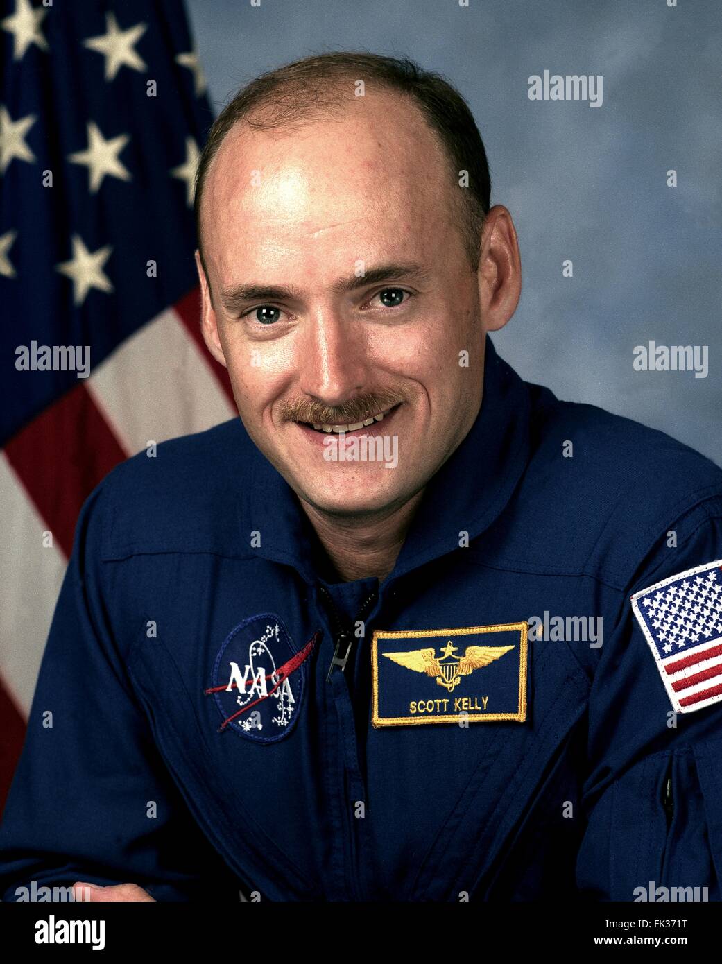 Les astronautes de la NASA Scott Kelly en bleu portrait de sa combinaison de vol au Centre spatial Johnson le 6 mai 1999 à Houston, Texas. Banque D'Images