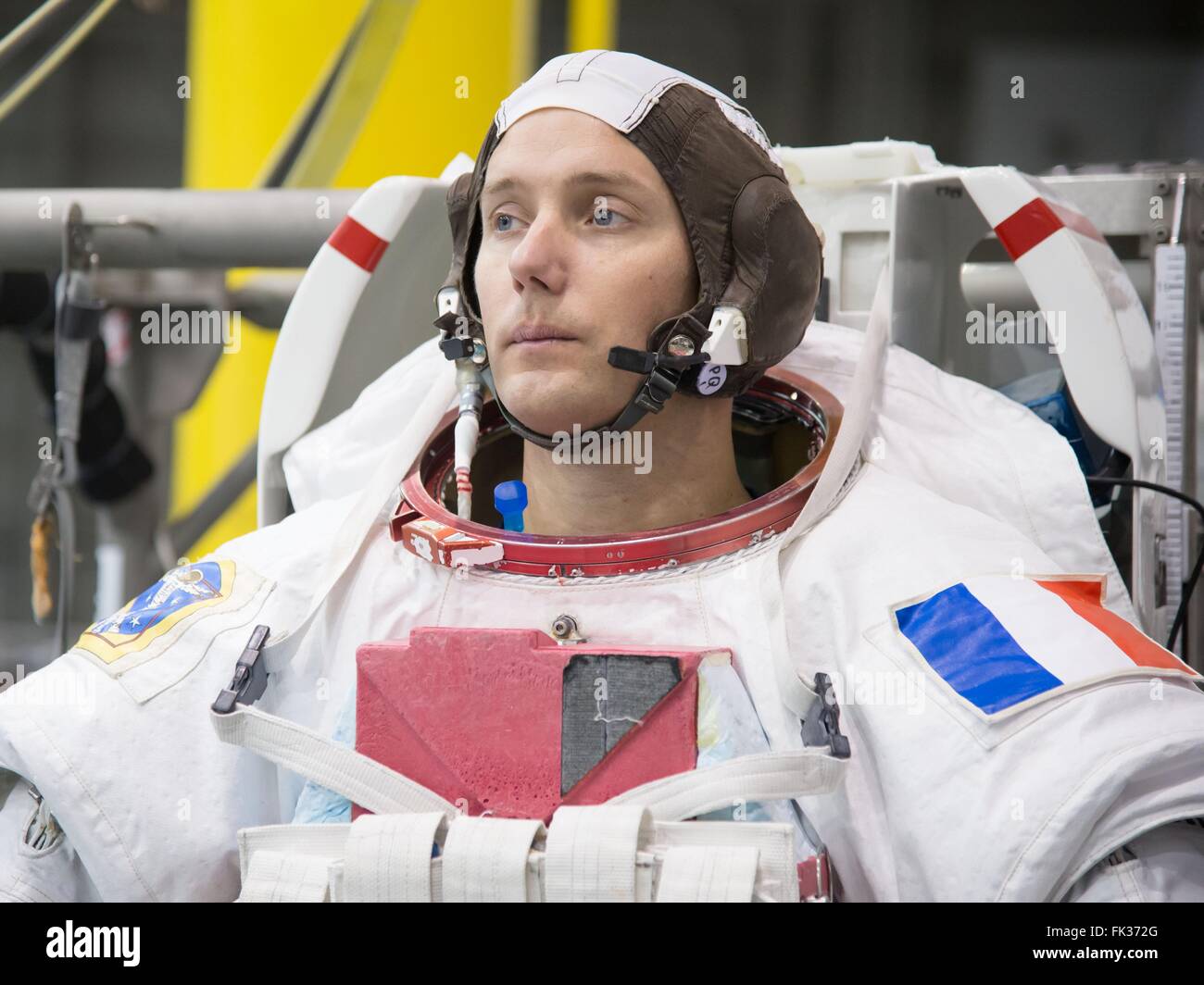 L'astronaute Thomas Pesquet dans son Unité Mobilité extravéhiculaire combinaison spatiale au cours de la formation à l'entretien de l'ISS à l'EVA flottabilité neutre au centre spatial Johnson de laboratoire le 16 janvier 2015 à Houston, Texas. Banque D'Images