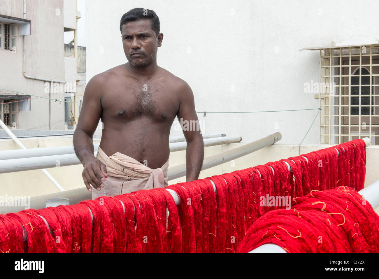 Dyer de soie sur toit, Kanchipuram Banque D'Images