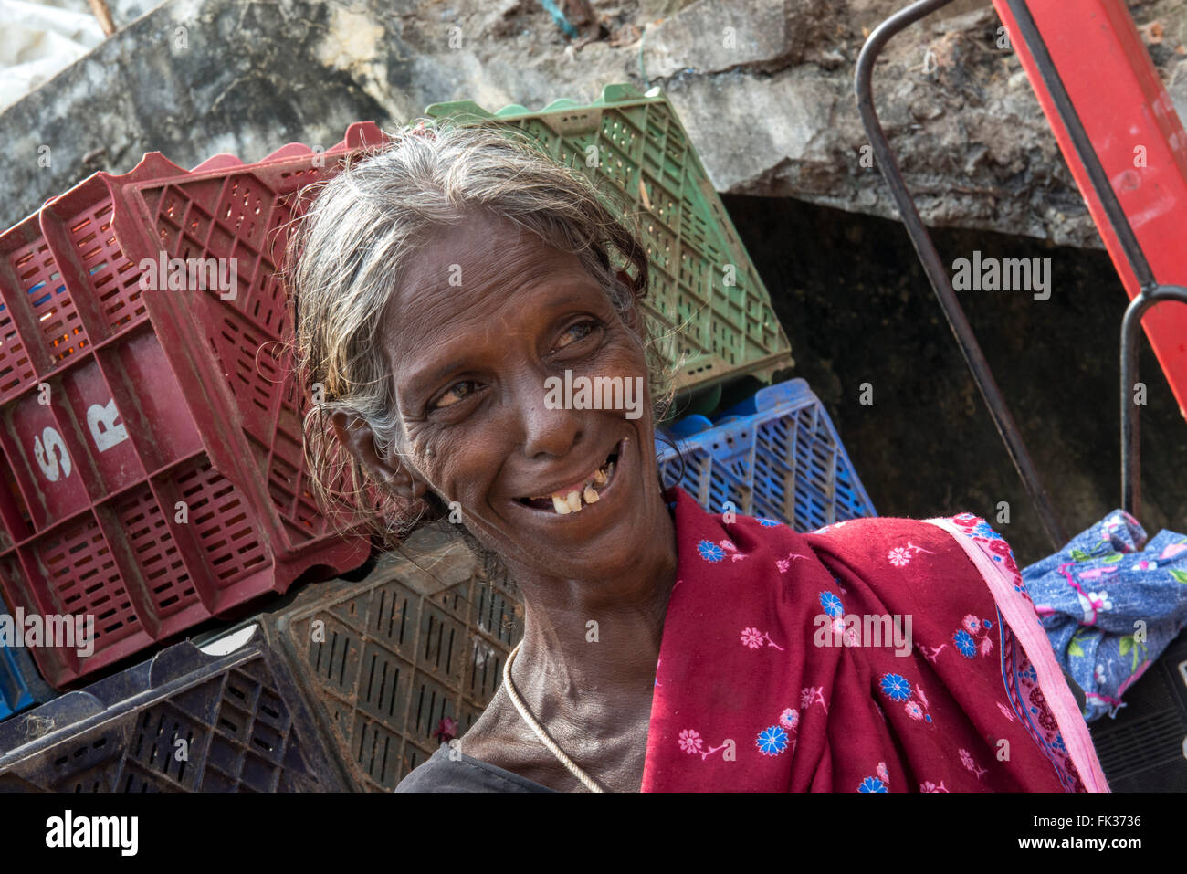 Vieille Dame au marché, Kanchipuram Banque D'Images