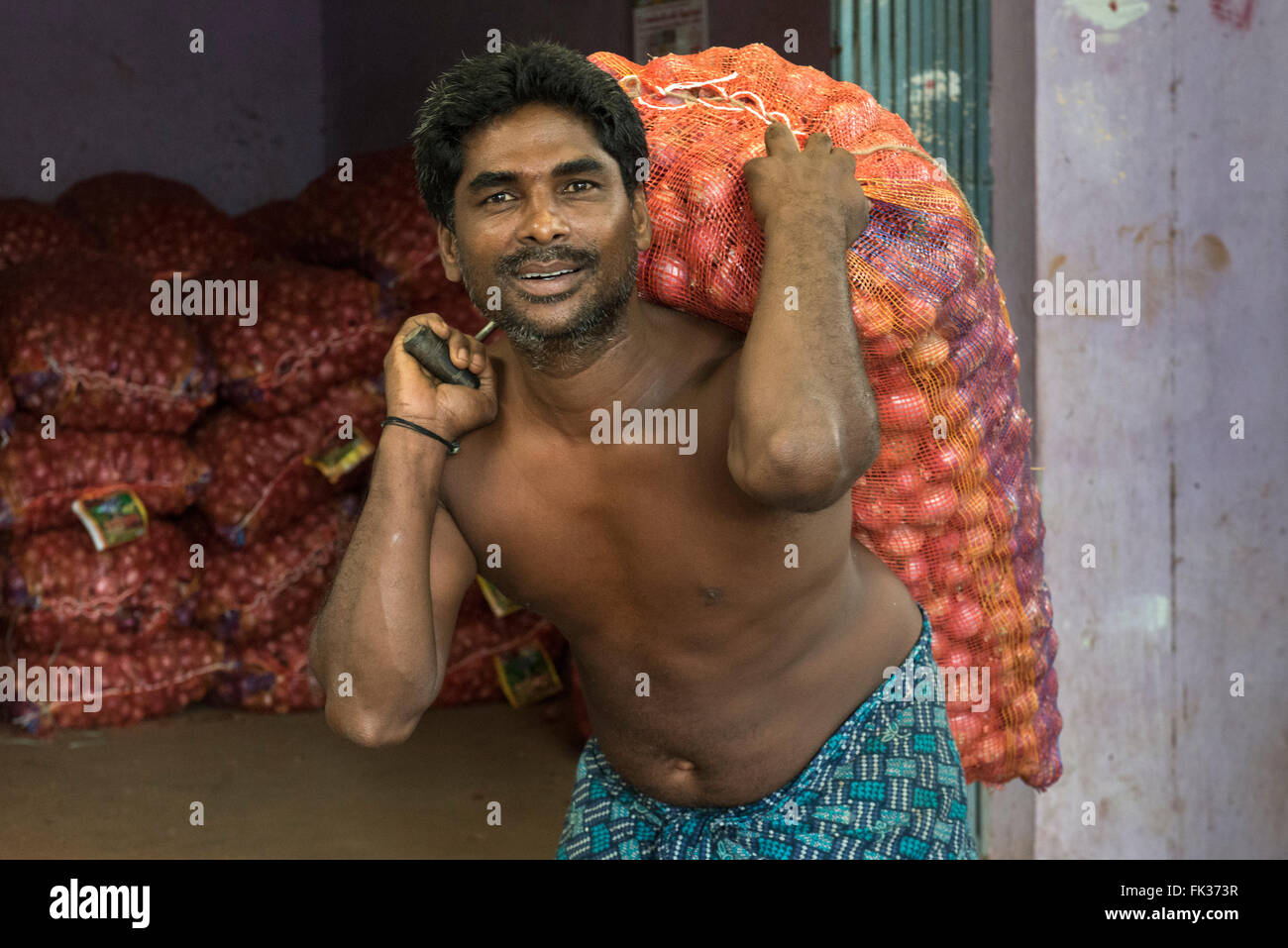 Sac Homme d'Oignons à Kanchipuram, Marché Banque D'Images