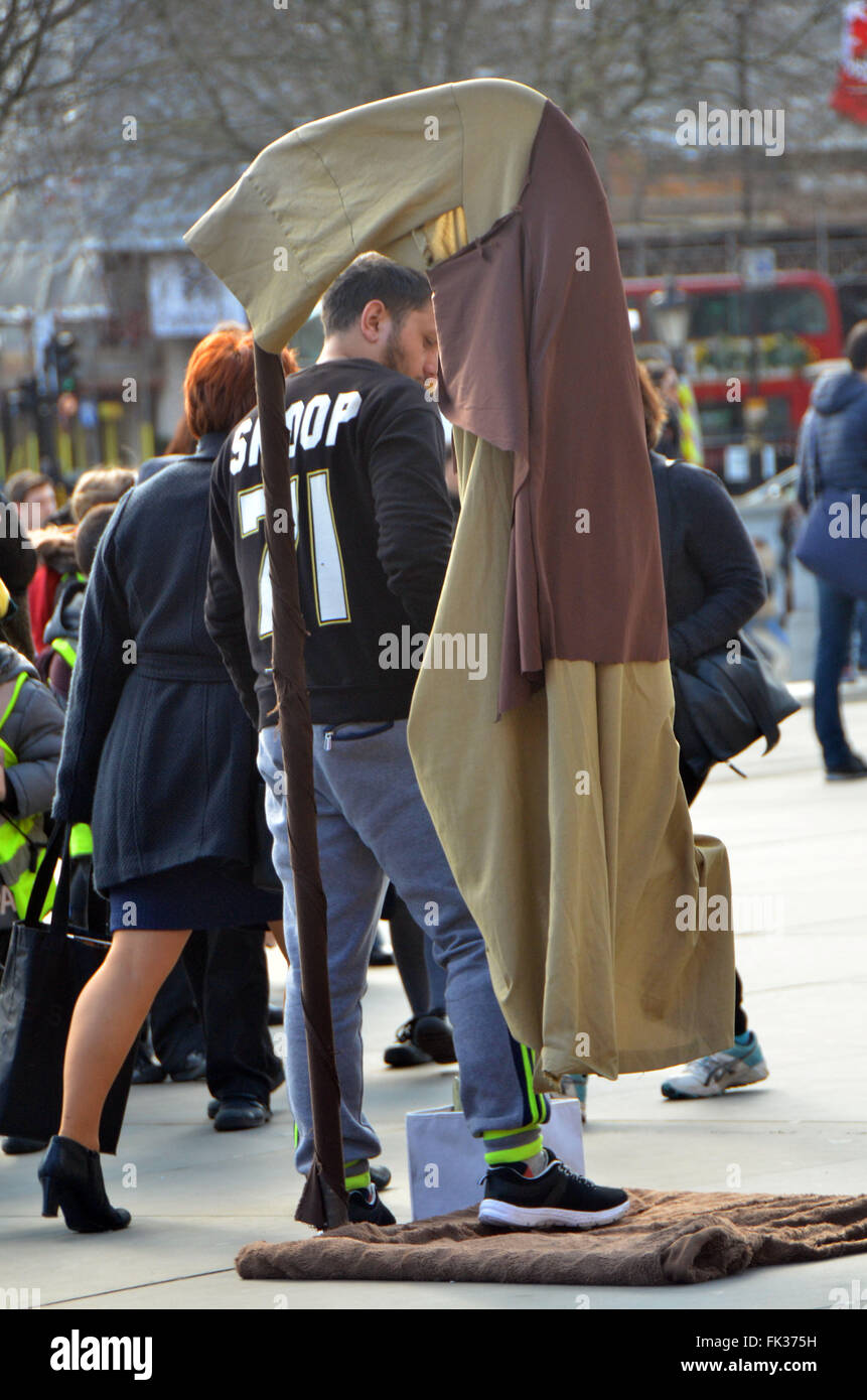 London,UK,4 mars 2016, la loi sur les Roumains que les statues vivantes front National Gallery.Le nouveau directeur National Gallery Trafalgar Square Dr Gabriele Finaldi appelle à la dépose des amuseurs de statues vivantes flottant à partir de la plaza de la National Gallery avant le remplacement par des formes d'art plus approapriate. Banque D'Images