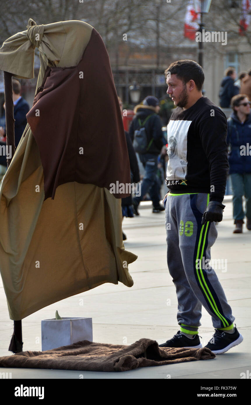 London,UK,4 mars 2016, la loi sur les Roumains que les statues vivantes front National Gallery.Le nouveau directeur National Gallery Trafalgar Square Dr Gabriele Finaldi appelle à la dépose des amuseurs de statues vivantes flottant à partir de la plaza de la National Gallery avant le remplacement par des formes d'art plus approapriate. Banque D'Images