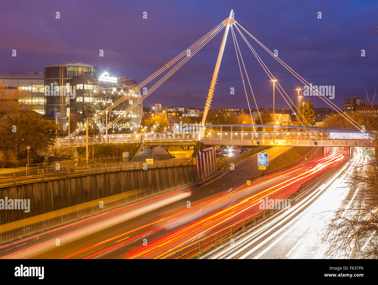 Passerelle reliant l'Université de Northumbria (bâtiment de l'illustration) et Newcastle Sur Tyne centre-ville. L'Angleterre. UK Banque D'Images