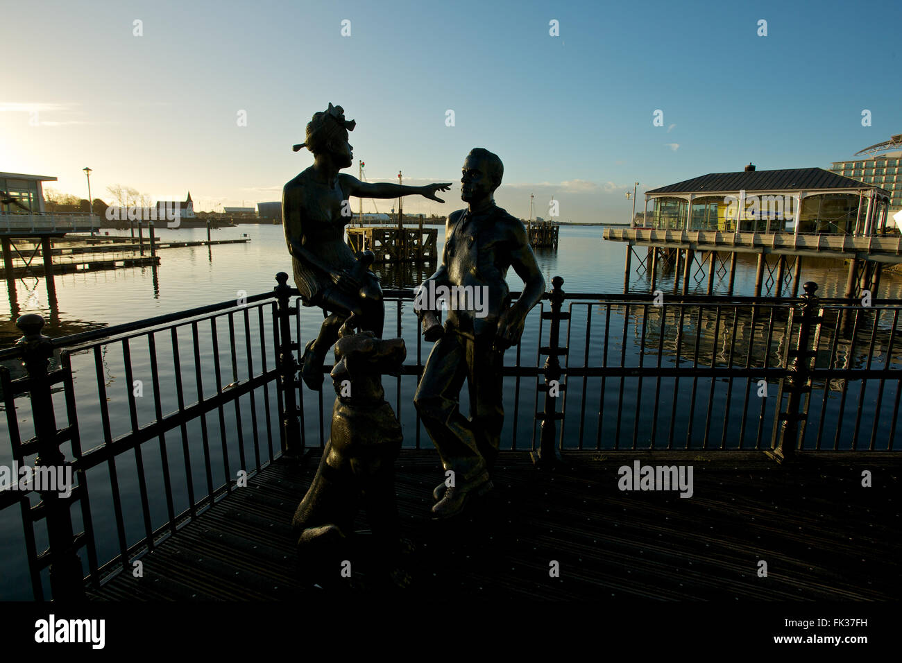 "Des gens comme nous", sculpture en bronze par John Clinch, Cardiff Bay Cardiff Wales UK Banque D'Images