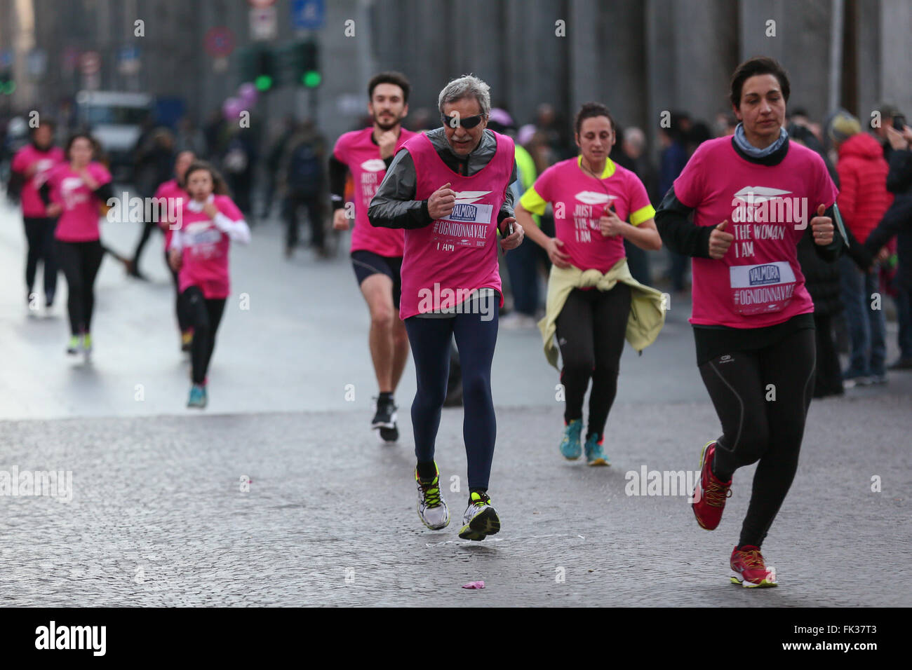 Turin, Italie. 06 Mar, 2016. Dix mille ont exécuté pour recueillir des fonds pour la recherche sur le cancer, au cours de la troisième édition de "Juste la femme que je suis" dans la défense des droits des femmes. Afin de Turin Piazza San Carlo a été coloré rose. Crédit : Elena Aquila/Pacific Press/Alamy Live News Banque D'Images