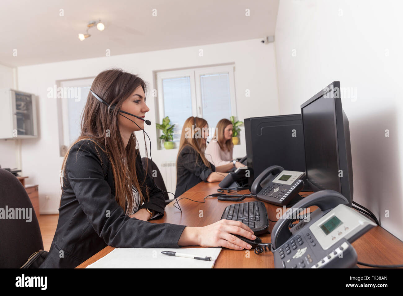 Les femmes dans un centre d'appel Banque D'Images