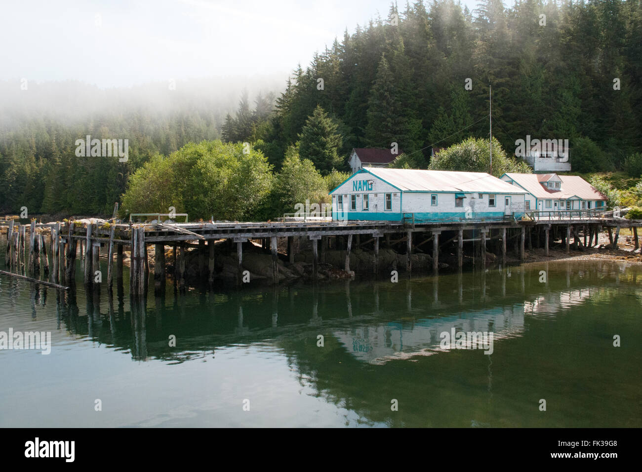Une jetée à la conserverie de poissons abandonnés ville de Namu, dans la forêt du Grand Ours, sur la côte de la Colombie-Britannique, Canada. Banque D'Images