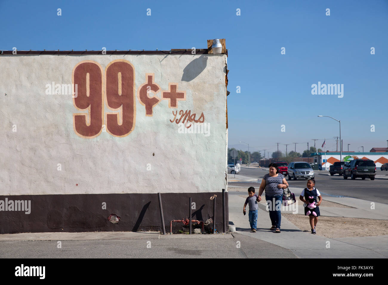 La femme et les enfants hispaniques, 99 100 store, Coachella, en Californie, USA Banque D'Images
