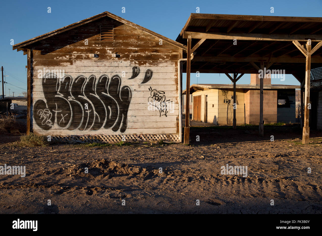 Un graffiti sur une maison abandonnée à Bombay Beach sur le lac Salton Californie Banque D'Images