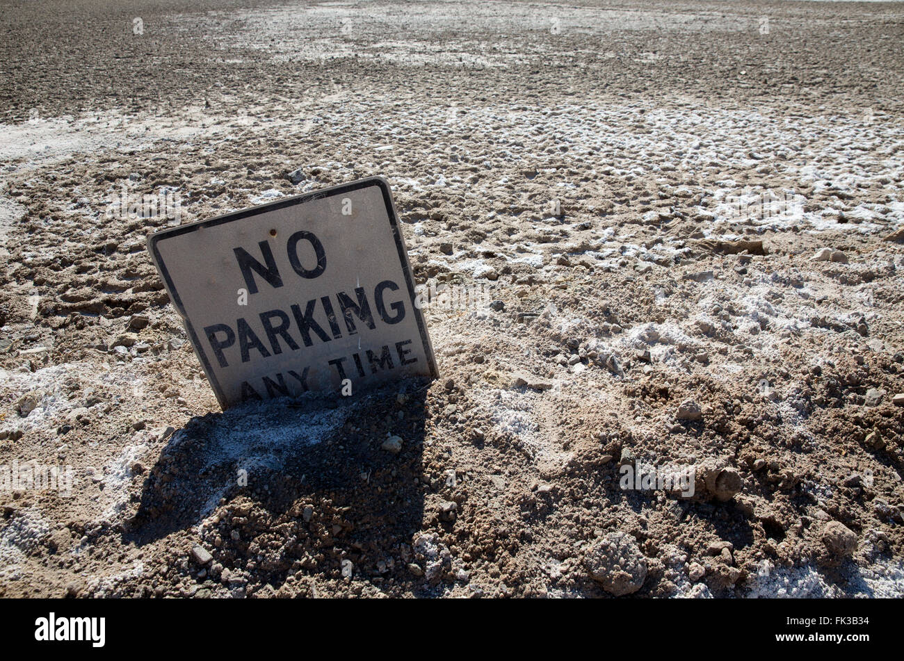 Le sel de mer de Salton plate comme l'eau se retire Banque D'Images