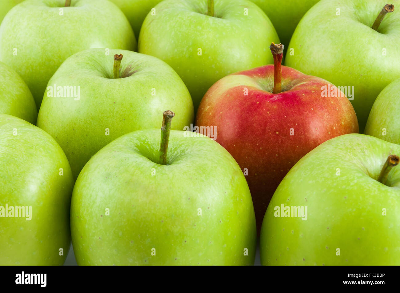 Libre D Une Pomme Rouge Entre La Pomme Verte Photo Stock Alamy