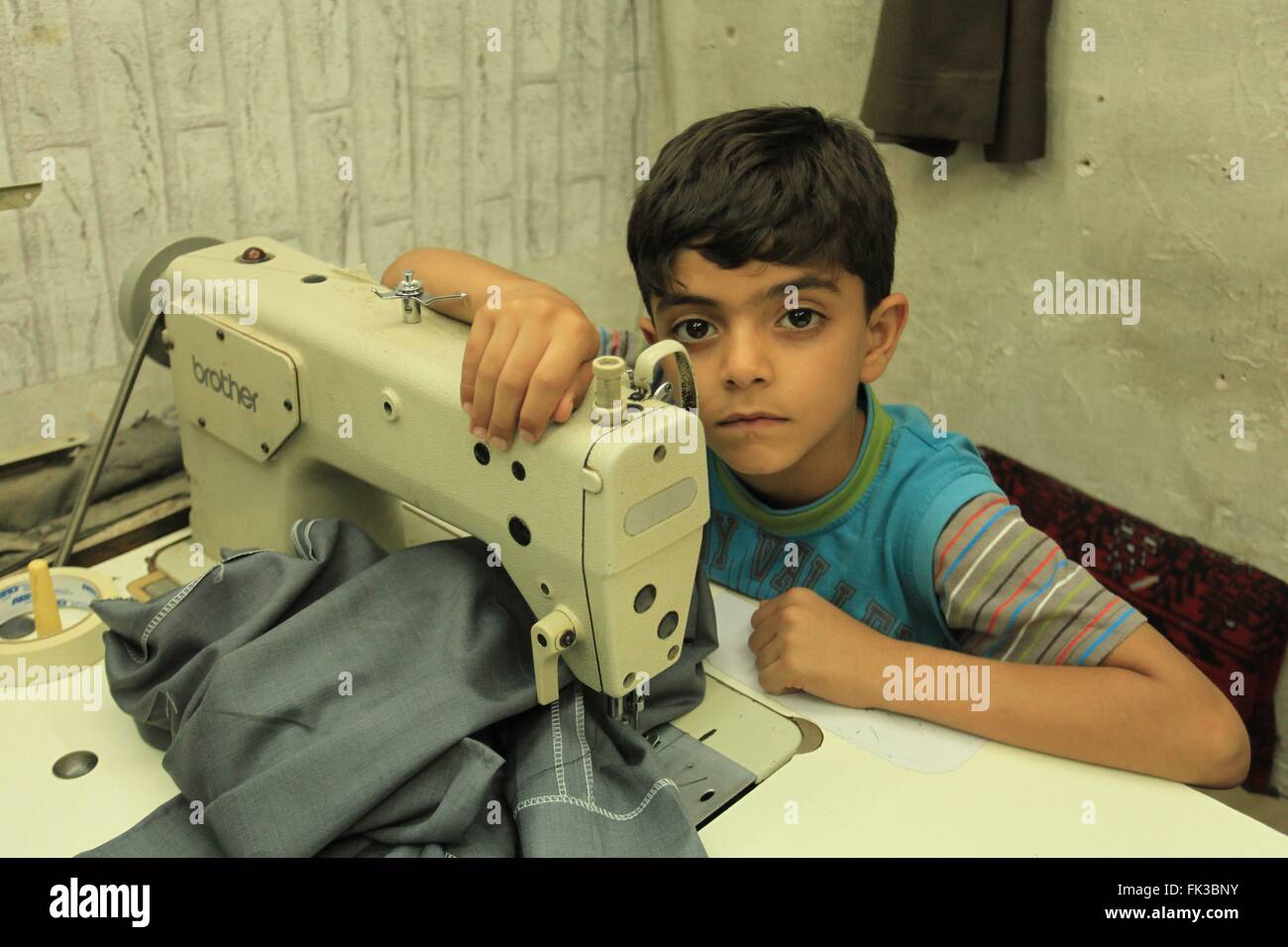 Une jeune Kurde tailleur dans son atelier du père au bazar d'Erbil. Banque D'Images