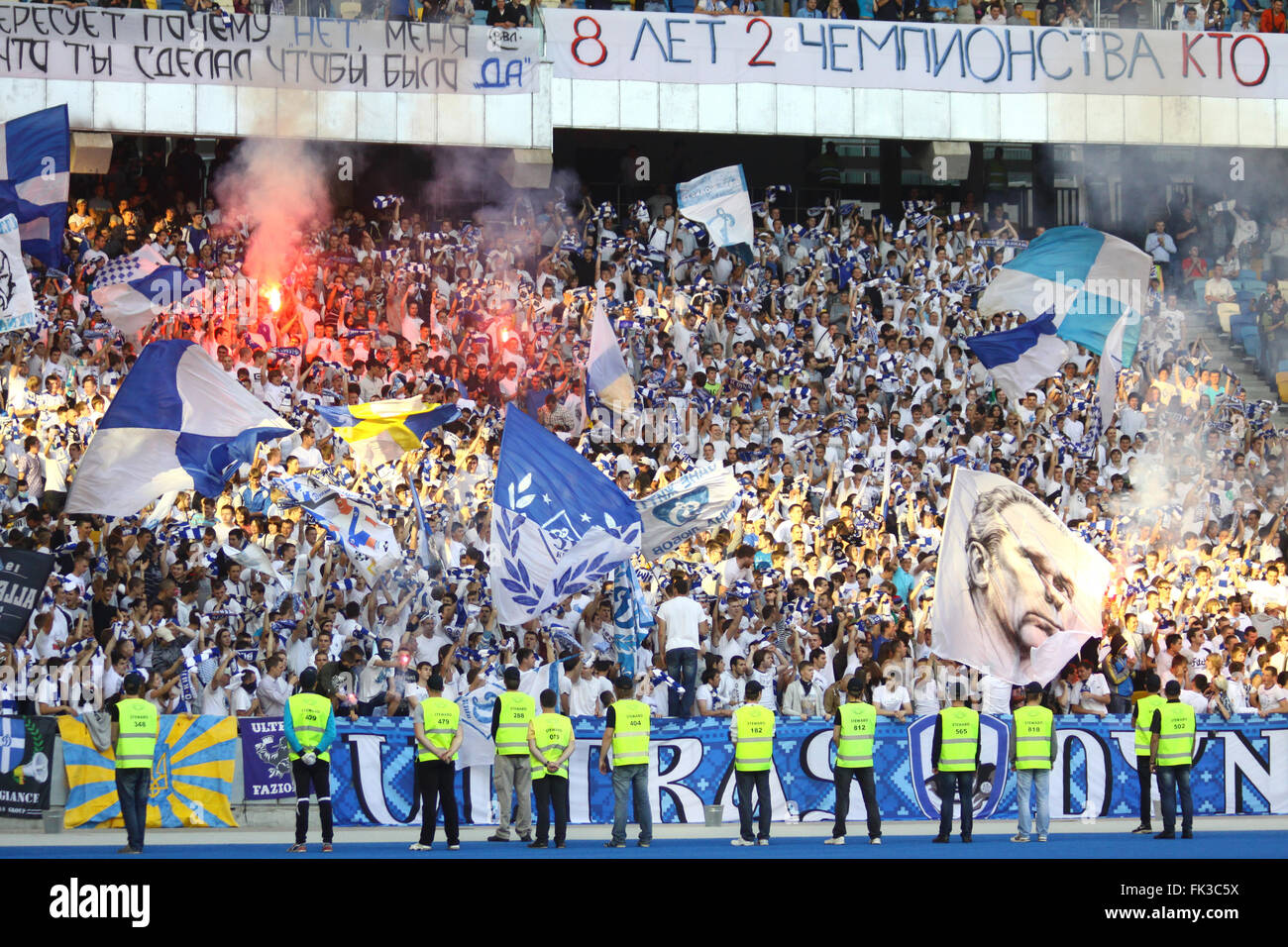 Kiev, UKRAINE - 10 MAI 2012 : FC Dynamo Kyiv partisans de l'équipe montrer leur soutien pendant l'Ukraine match de championnat contre le FC Tavr Banque D'Images