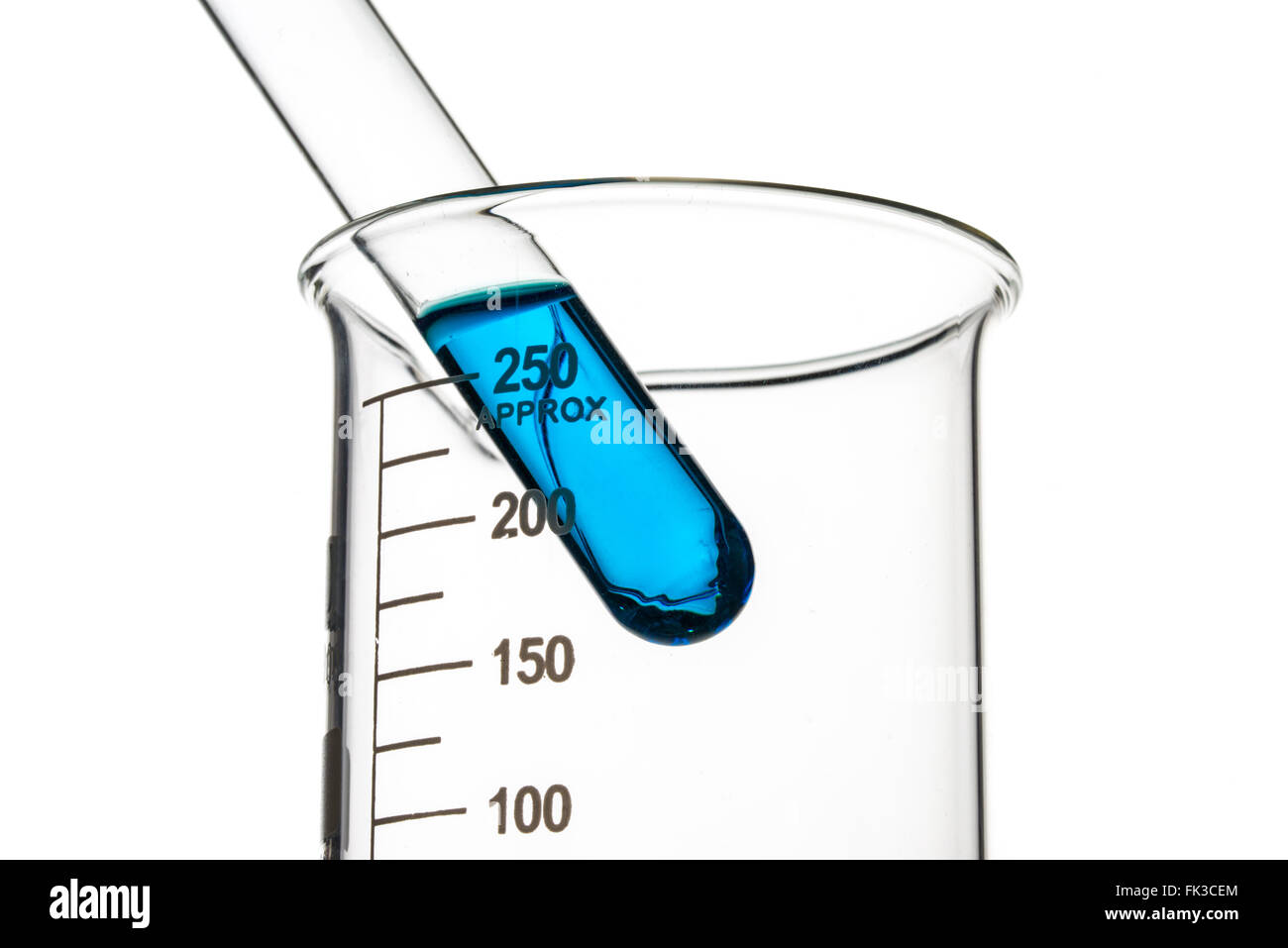 Tubes à essai liquide bleu, verrerie de laboratoire pour la recherche chimique Banque D'Images