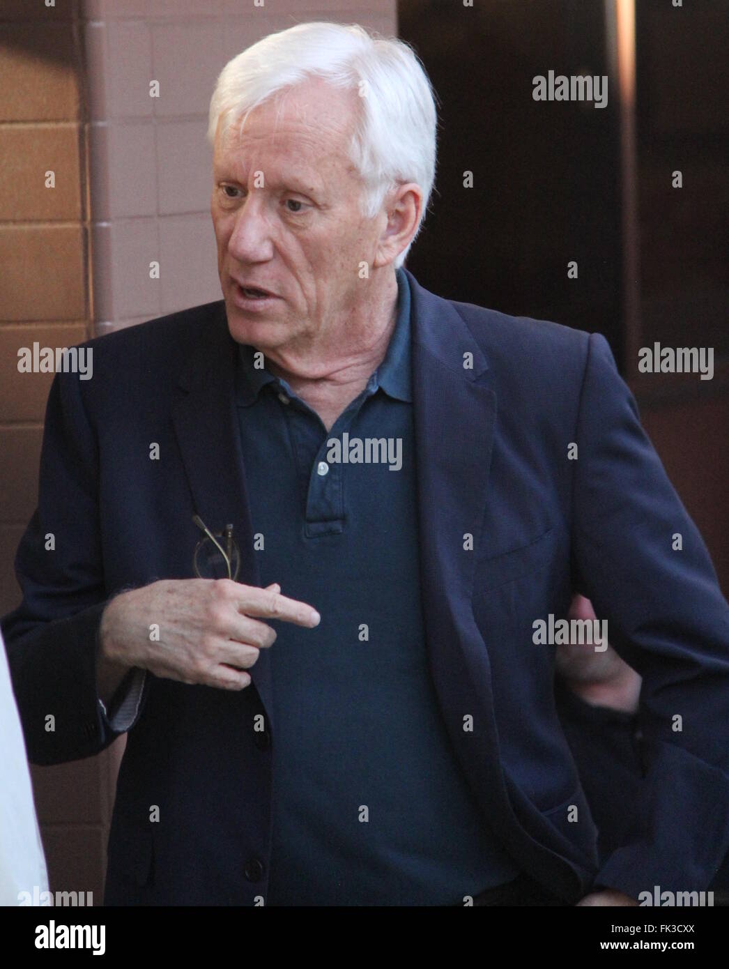 James Woods en conversation avec Richard Dreyfus après le déjeuner avec : James Woods, Richard Dreyfus Où : Los Angeles, California, United States Quand : 04 févr. 2016 Banque D'Images