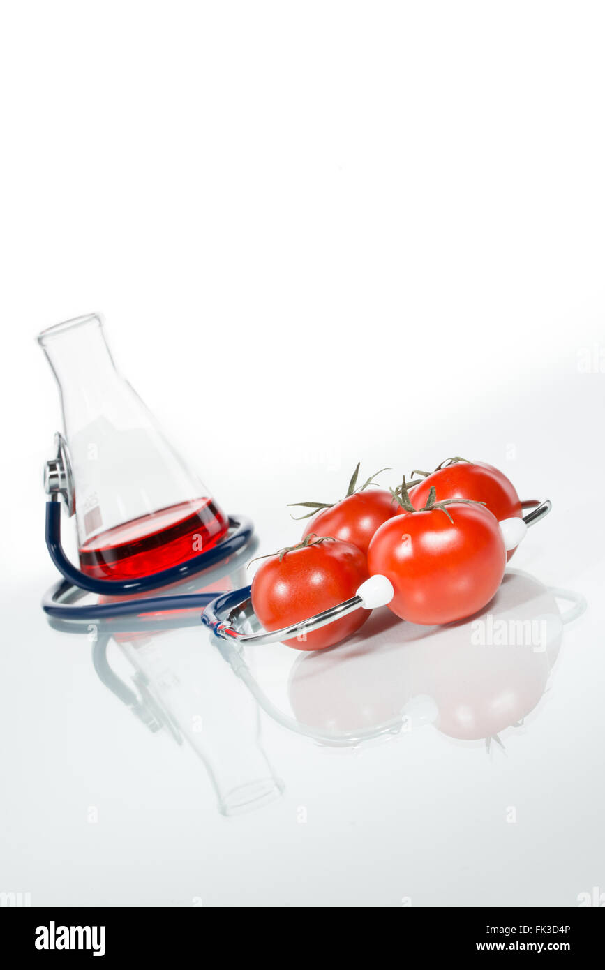 Stéthoscope avec , les tomates, la modification génétique d'analyse Banque D'Images