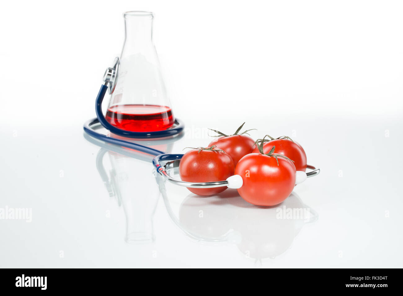 Stéthoscope avec , les tomates, la modification génétique d'analyse Banque D'Images