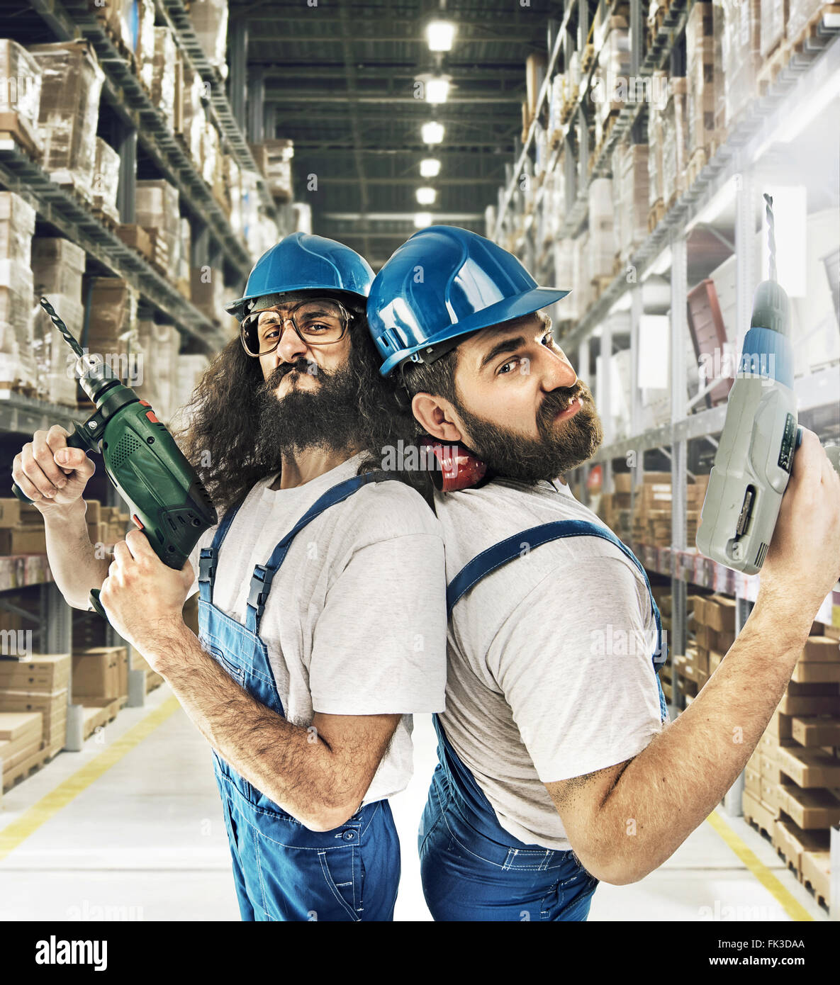 Portrait de deux constructeurs dans un entrepôt Banque D'Images