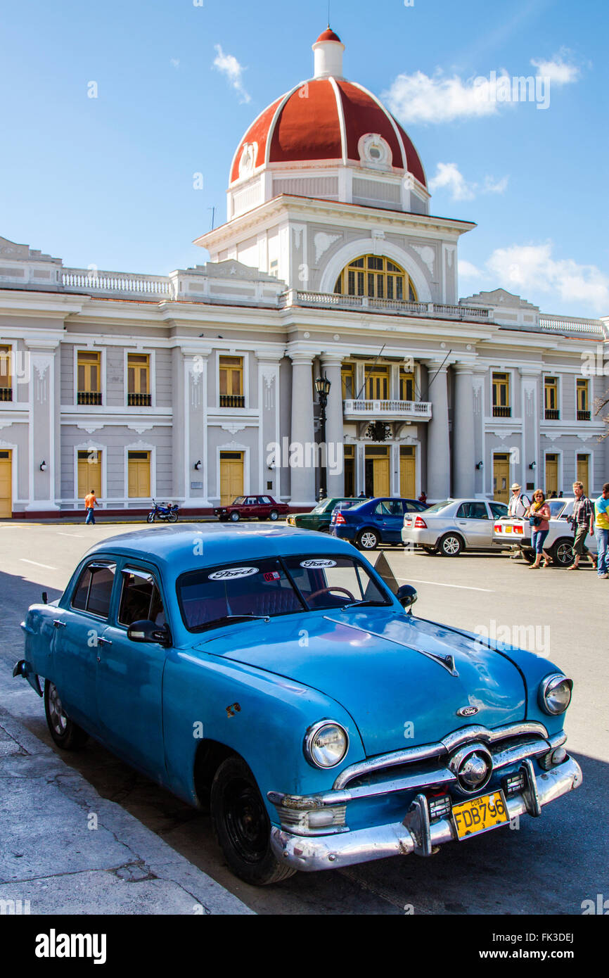 Voiture bleue, Rue Cienfuegos, Cuba Banque D'Images