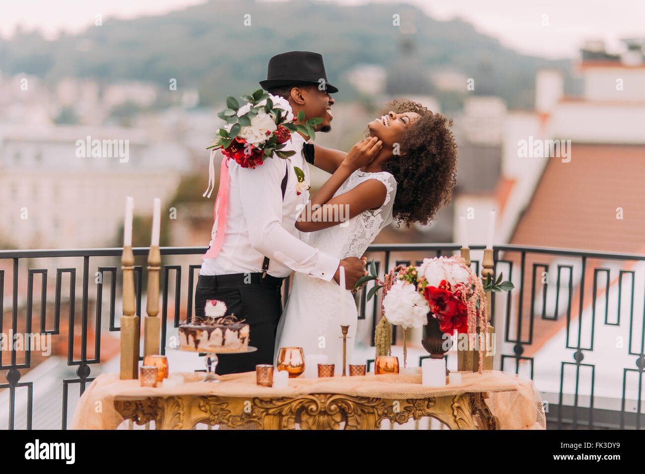 Mariage de l'Afrique de l'élégant couple sur le balcon avec table d'or de luxe dans un style oriental on foreground Banque D'Images
