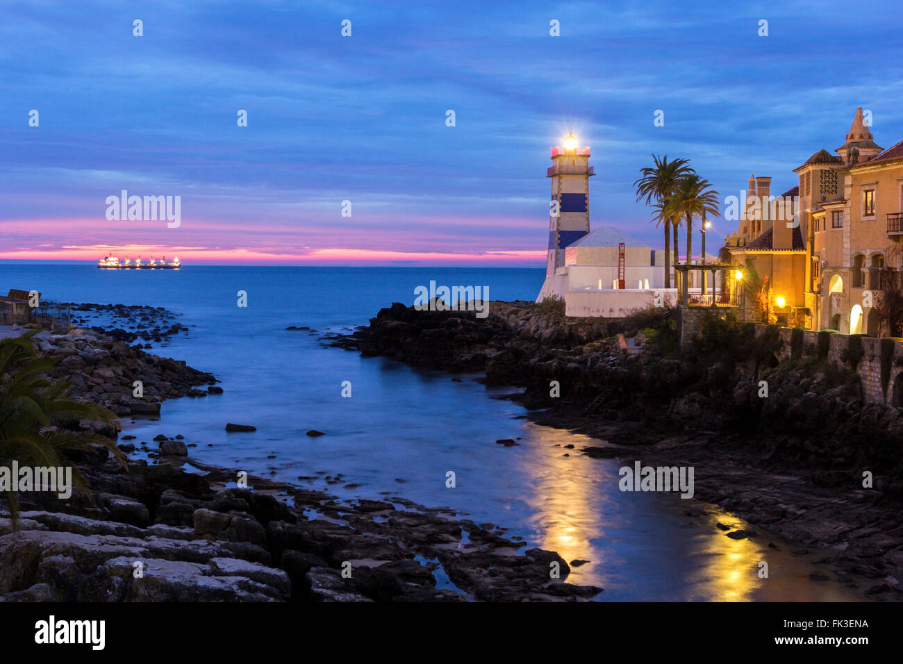 Le phare de Santa Maria à Cascais au Portugal dans la matinée Banque D'Images